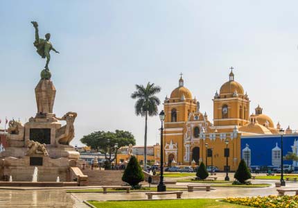 Trujillo - Este destino te espera con su cultura, playas, gastronomía y la magia de Chan Chan. En ITTSABUS te trasladamos con rutas directas, terminales bien ubicados y un servicio que prioriza tu seguridad y comodidad. Viajar a Trujillo con nosotros significa disfrutar de una flota moderna, asientos ergonómicos, atención remota durante todo el trayecto y llegarás al mejor terminal privado del norte del Perú. Adquiere tus pasajes de bus a Trujillo y vive un viaje confiable y placentero.
